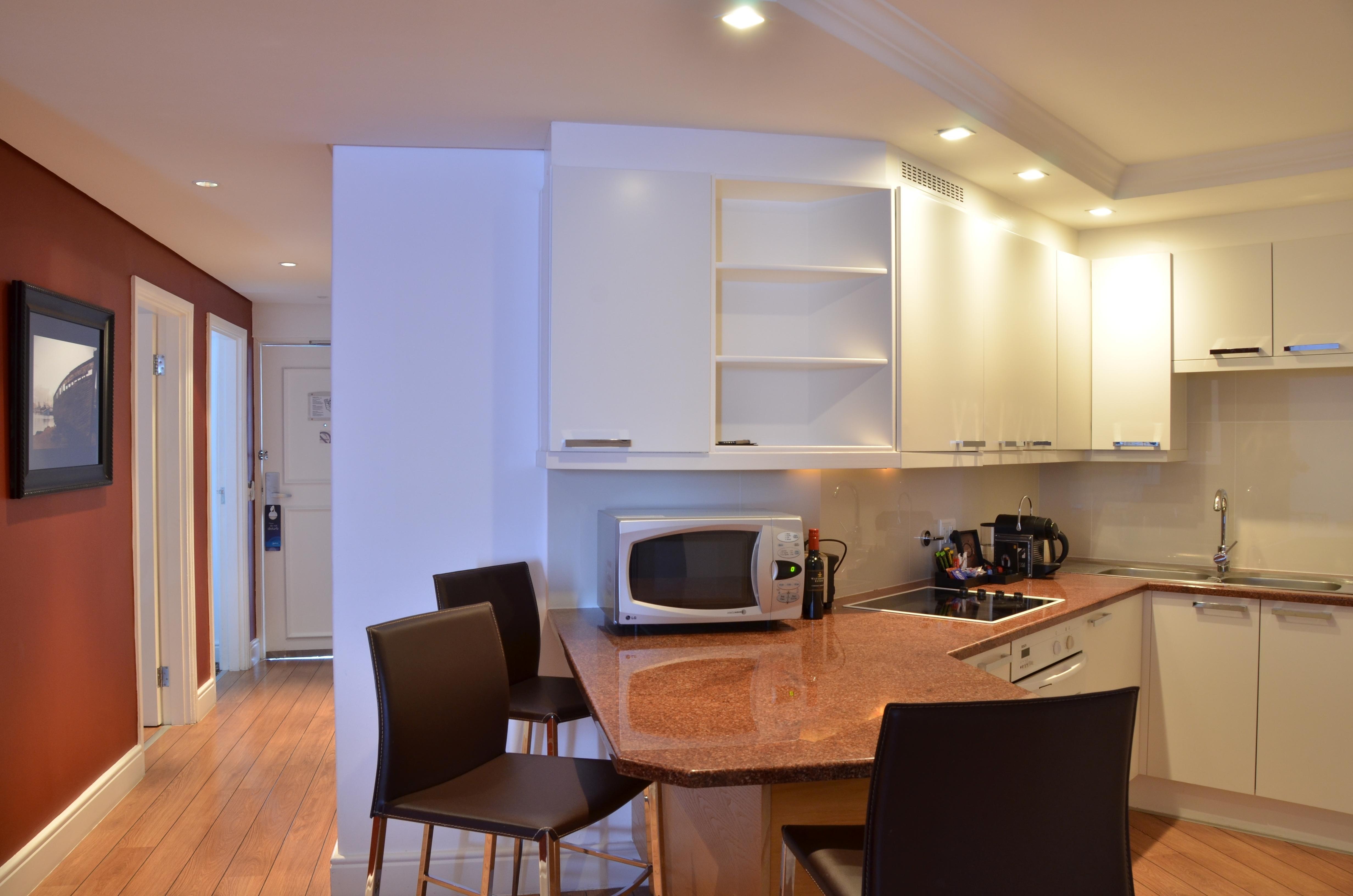 فندق راديسون بلو ووترفرونت، كيب تاون المظهر الخارجي الصورة A typical kitchen in a student apartment