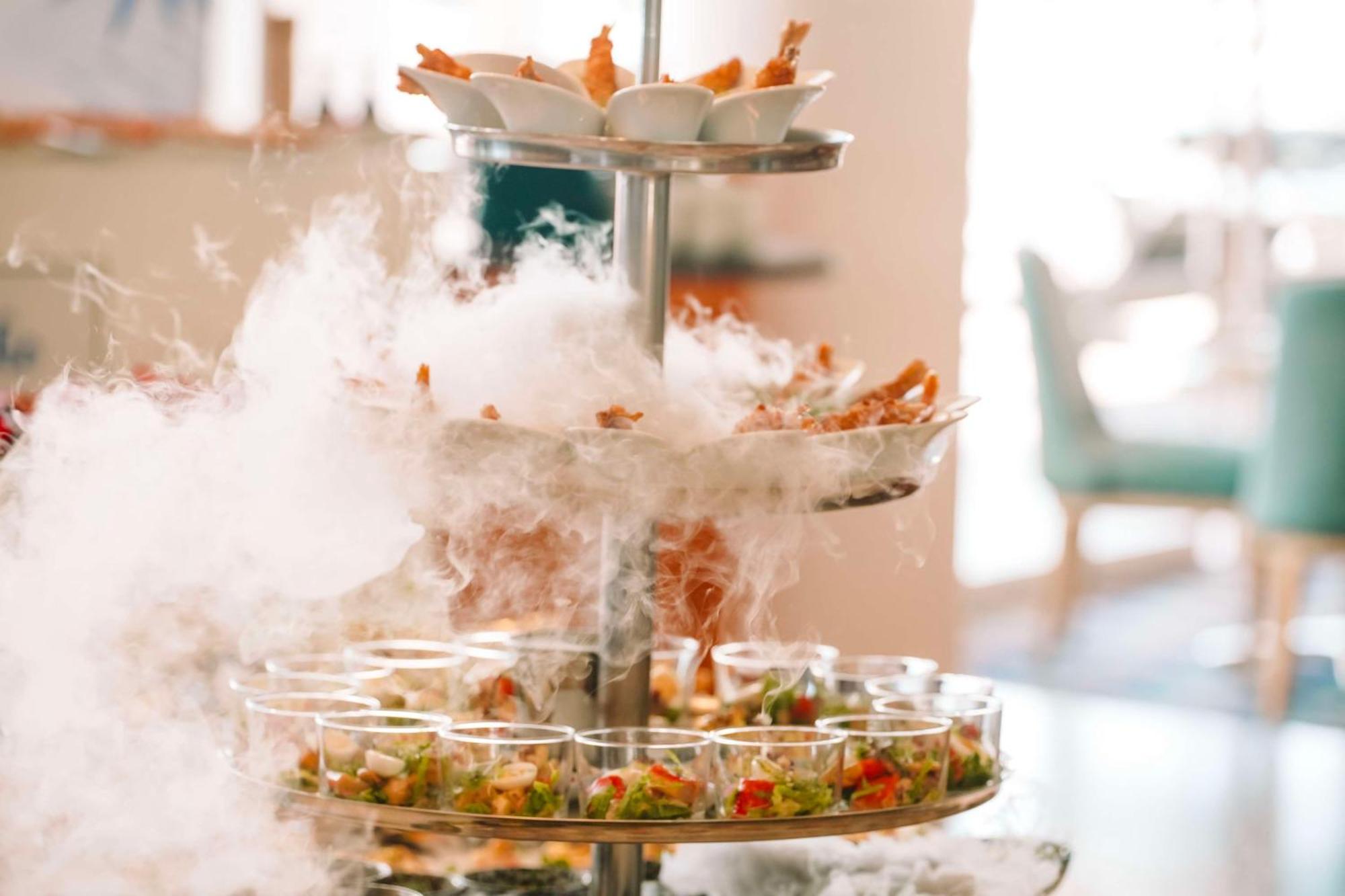 فندق راديسون بلو ووترفرونت، كيب تاون المظهر الخارجي الصورة A display of food prepared with liquid nitrogen