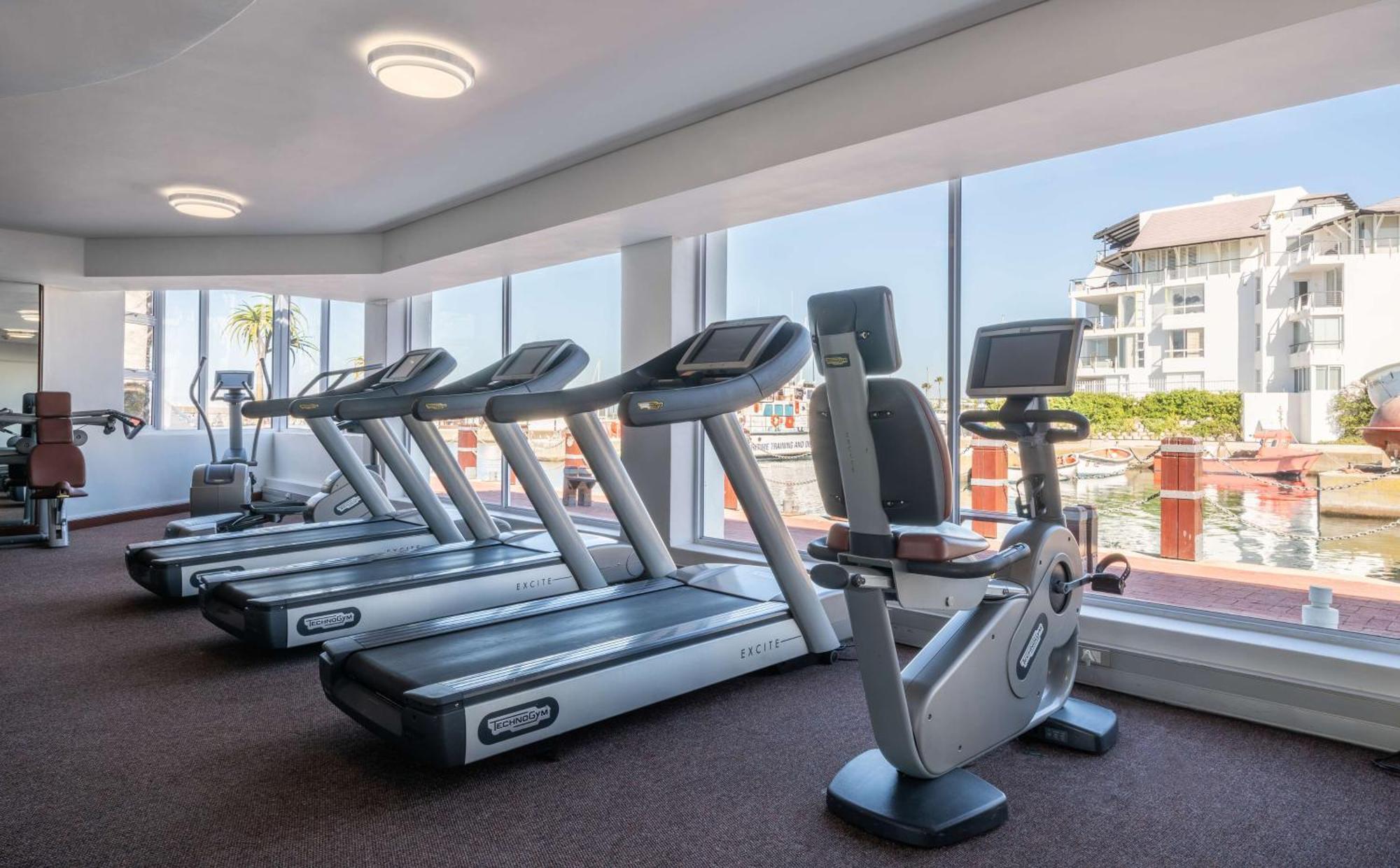 فندق راديسون بلو ووترفرونت، كيب تاون المظهر الخارجي الصورة The gym at the Hilton Cape Town Waterfront
