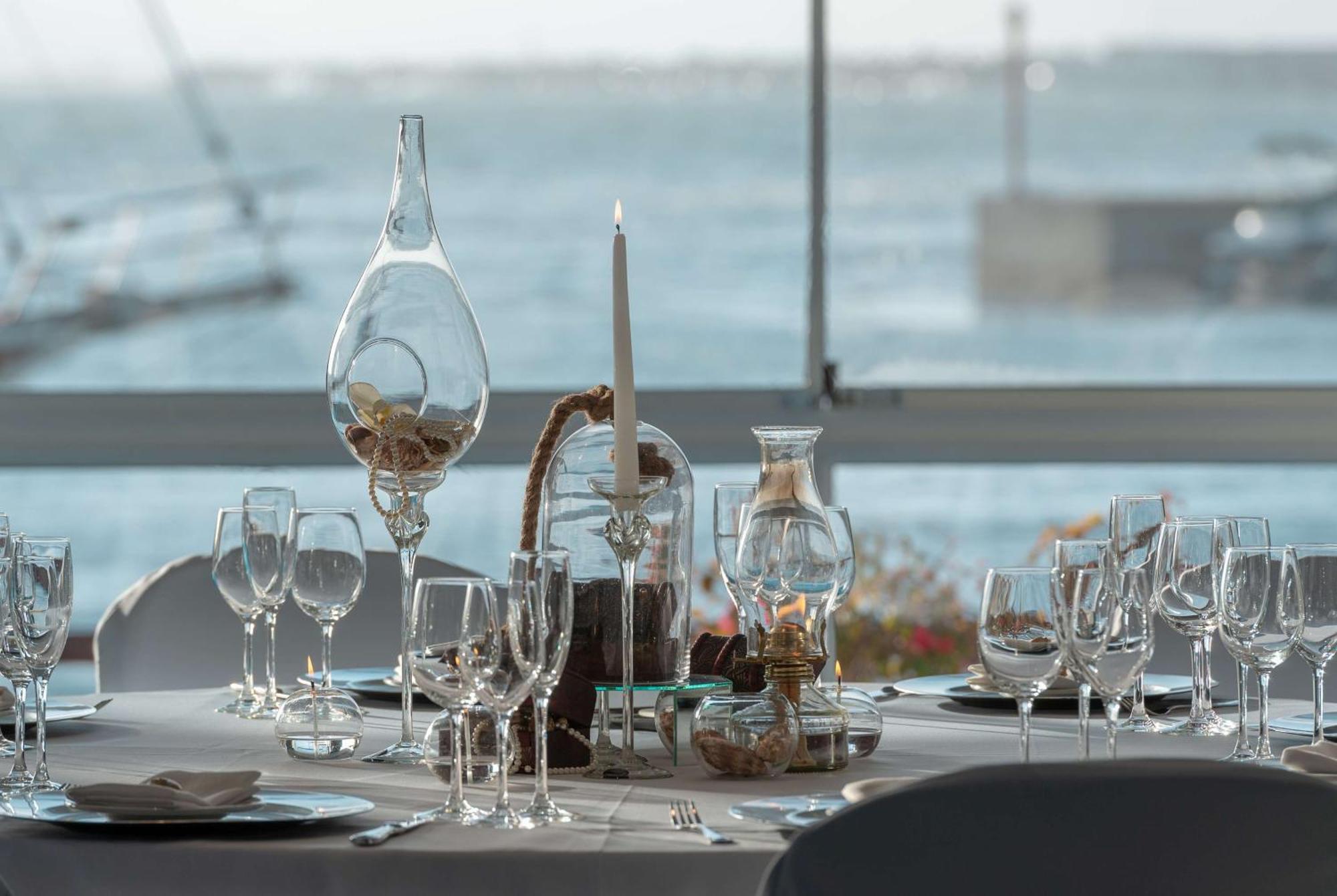 فندق راديسون بلو ووترفرونت، كيب تاون المظهر الخارجي الصورة Tableware