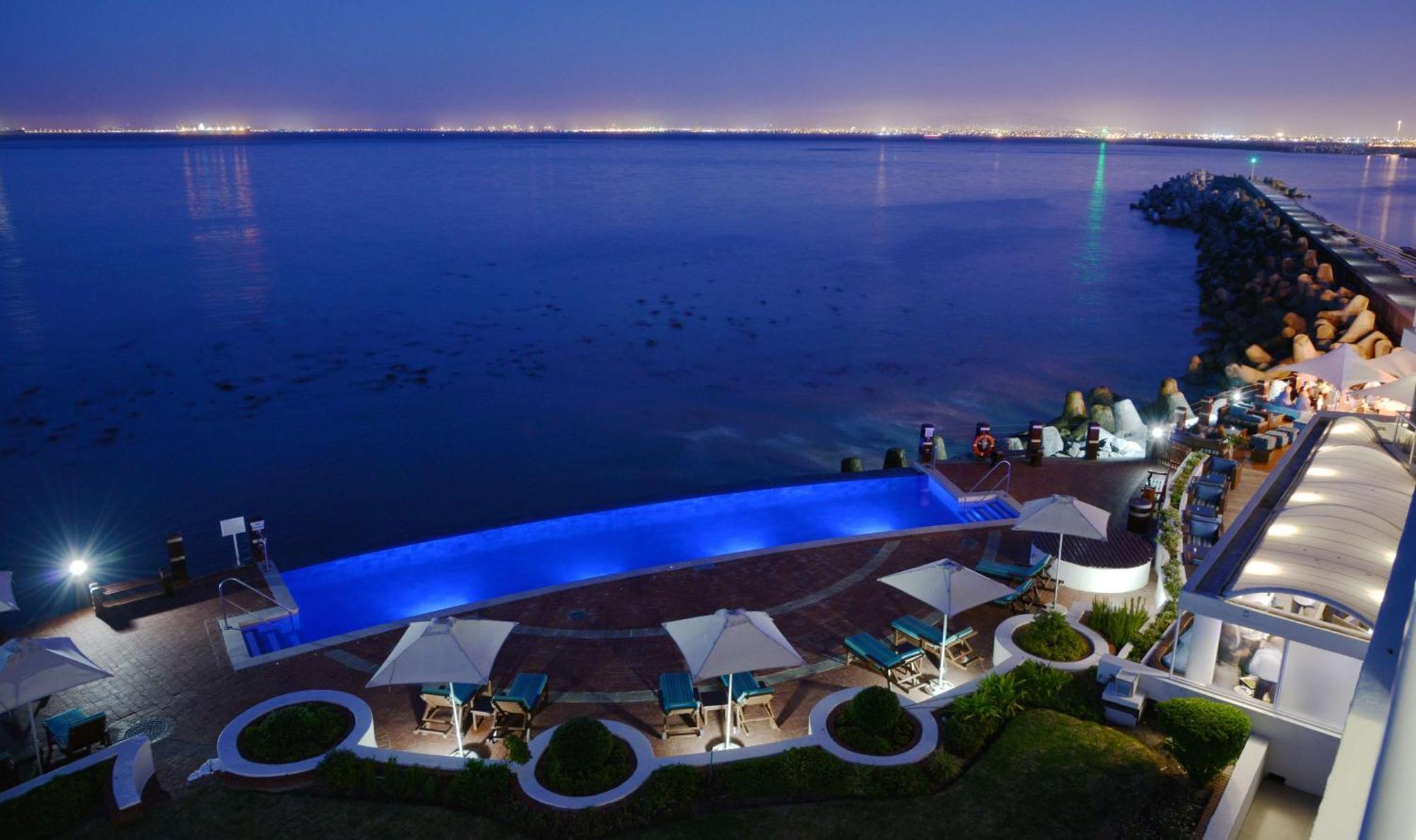 فندق راديسون بلو ووترفرونت، كيب تاون المظهر الخارجي الصورة View of the pool at the hotel