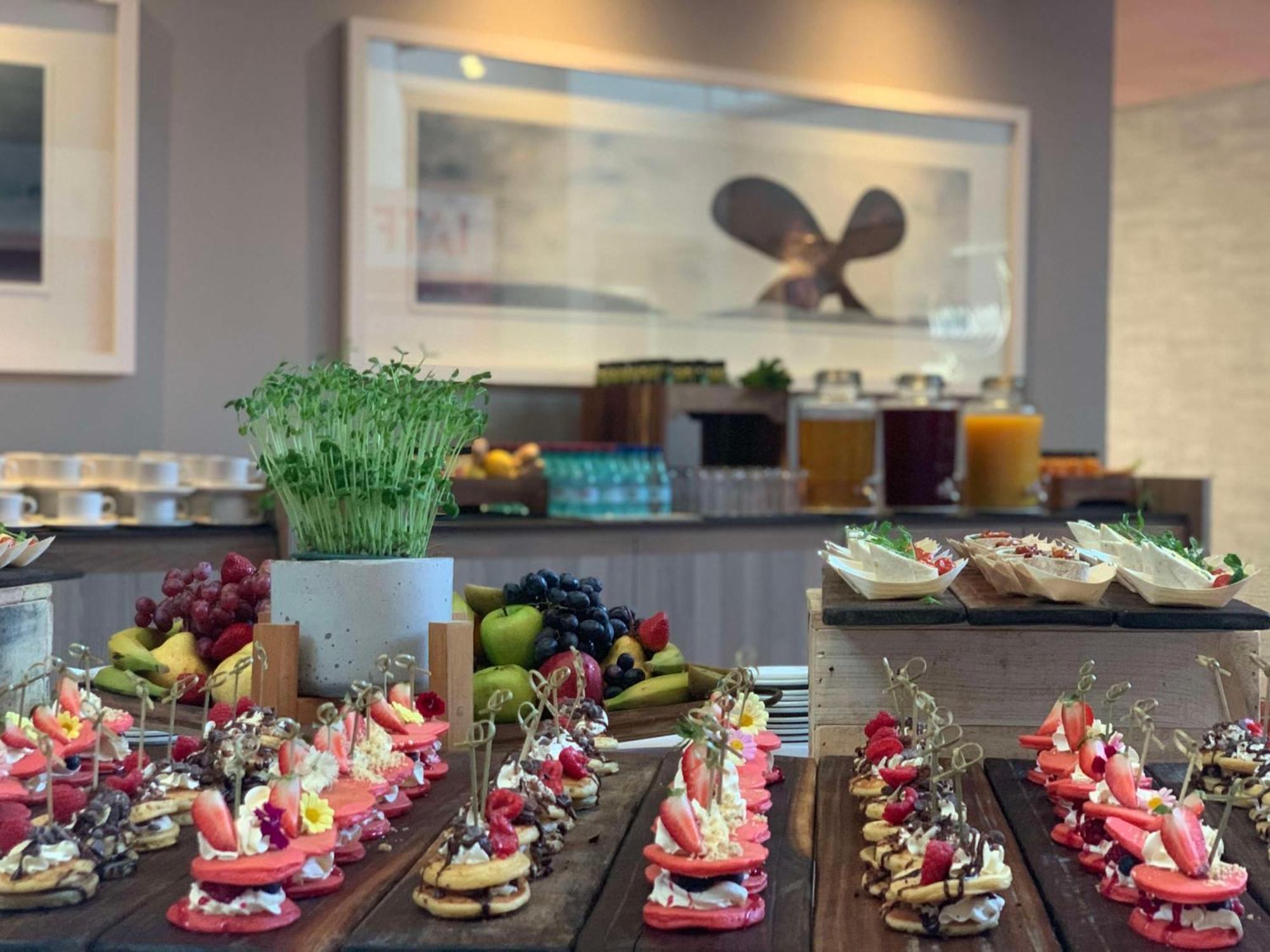 فندق راديسون بلو ووترفرونت، كيب تاون المظهر الخارجي الصورة A buffet at a hotel