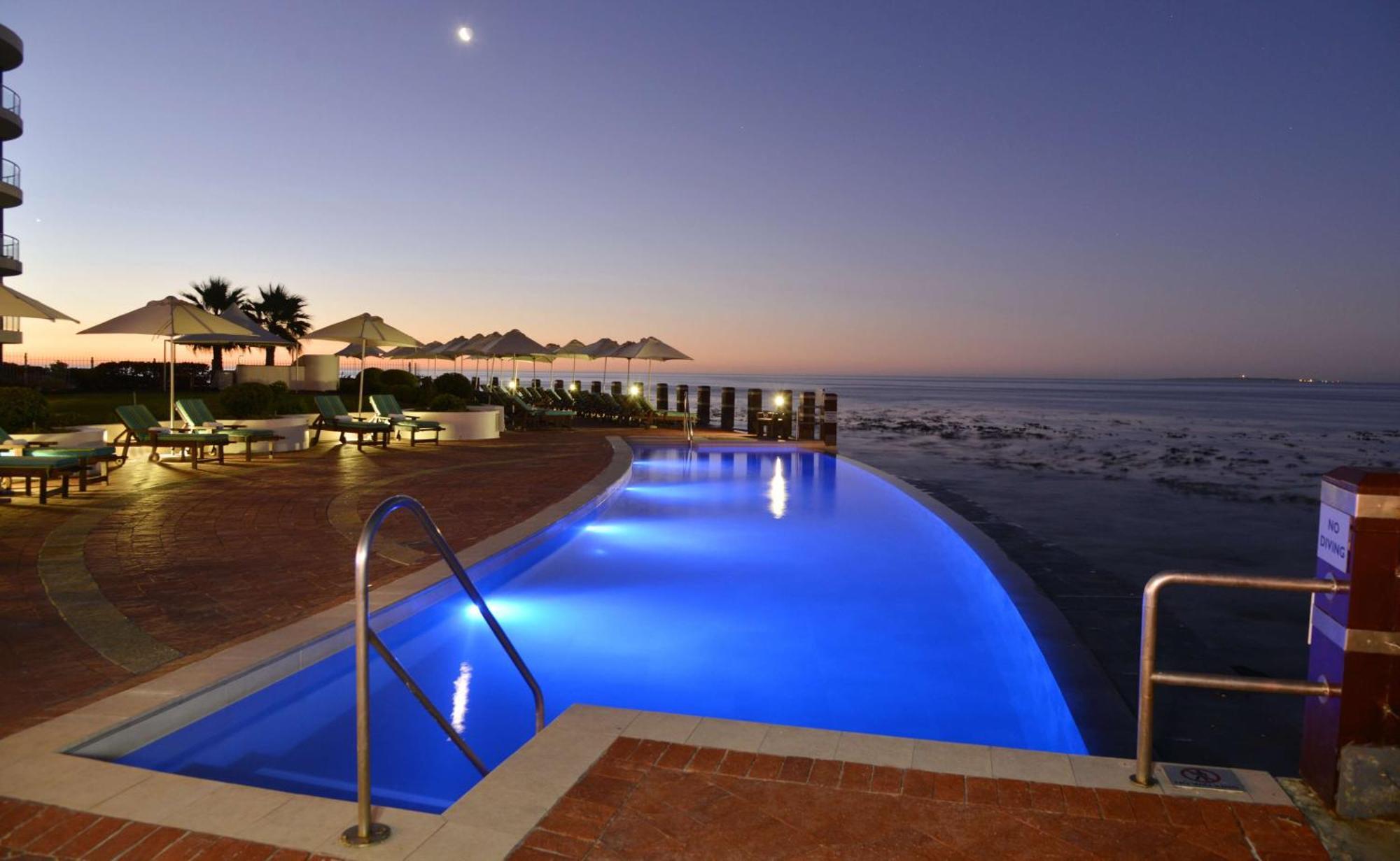 فندق راديسون بلو ووترفرونت، كيب تاون المظهر الخارجي الصورة Infinity pool at the Cape Grace Hotel, Cape Town, South Africa