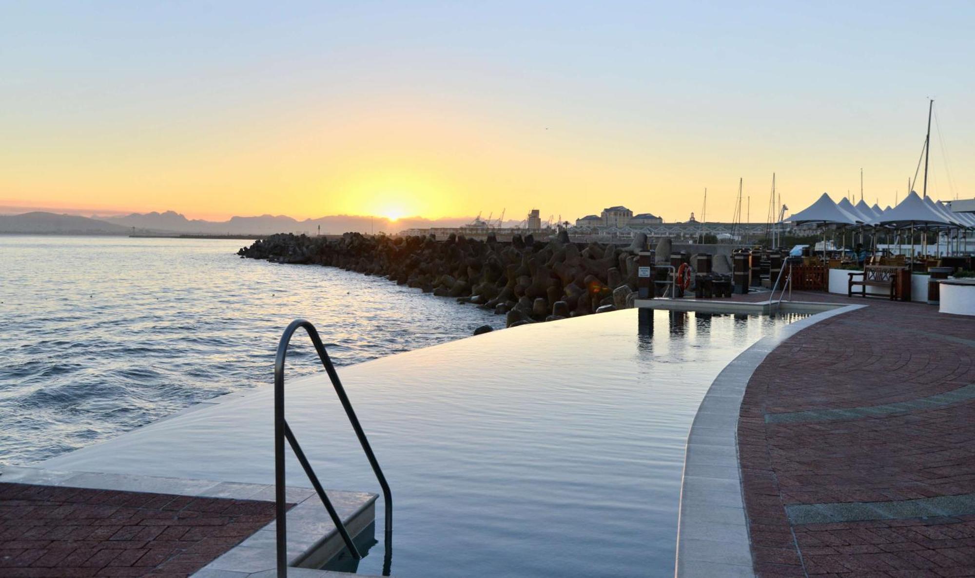 فندق راديسون بلو ووترفرونت، كيب تاون المظهر الخارجي الصورة Sunset at the Cape Town International Convention Centre