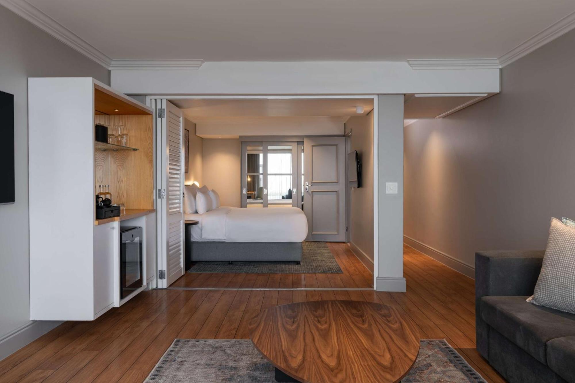 فندق راديسون بلو ووترفرونت، كيب تاون المظهر الخارجي الصورة A suite at the Cape Town Protea Hotel