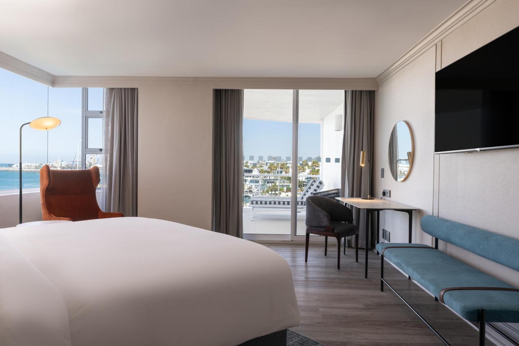 فندق راديسون بلو ووترفرونت، كيب تاون المظهر الخارجي الصورة A guest room at the Hilton Cape Town Waterfront