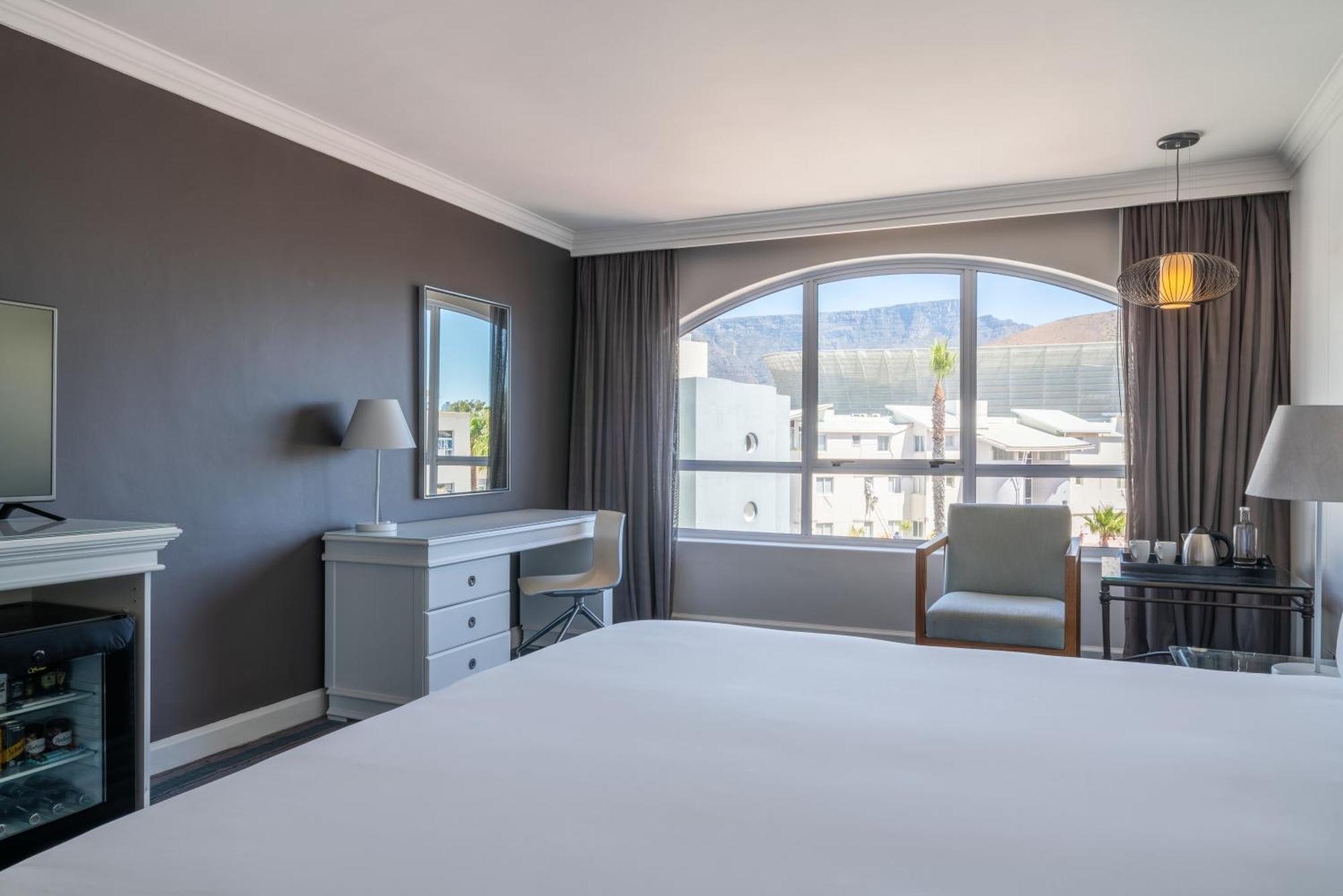 فندق راديسون بلو ووترفرونت، كيب تاون المظهر الخارجي الصورة A bedroom at the Cape Town International Convention Centre